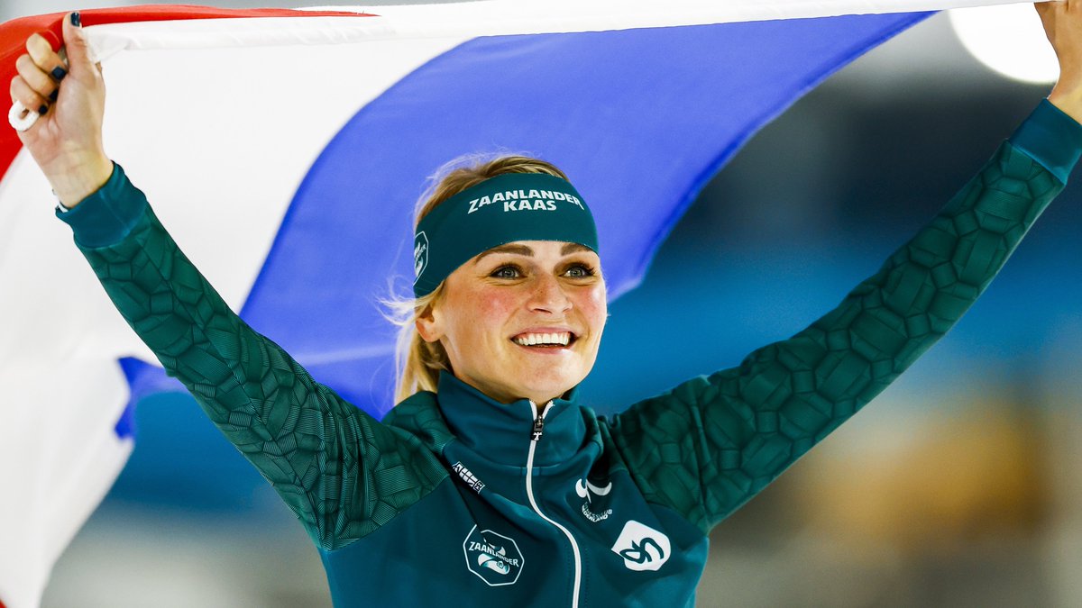 🥇 Op indrukwekkende wijze prolongeert <a href="/schoutenirene/">Irene Schouten</a> haar nationale titel op de 3.000 meter.

Ze wint in Thialf in 3.54,59 en is ruim zes seconden sneller dan regerend wereldkampioene <a href="/antoinette0604/">Antoinette Rijpma - de Jong</a>, die zilver pakt in 4.00,83. nos.nl/l/2403678