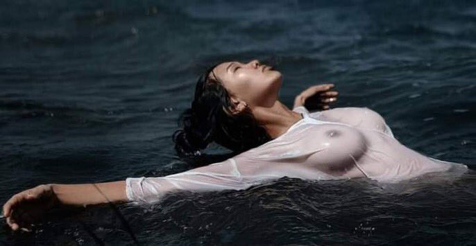 Б.Галсансүх 
***
Ямар хатуу юм бэ гээд тэвэрдэгсэн
Яаж сална даа гээд уйлдагсан 
Араас минь хийгээд өг гээд тонгойдогсон
Ахиад хүчтэй хийгээд өг гээд гуйдагсан
Нүдээ аниад нуруунд минь хумсаа шигтэгдэгсэн
Нүүрээ хацарт минь наагаад хайртай гэж шивнэдэгсэн