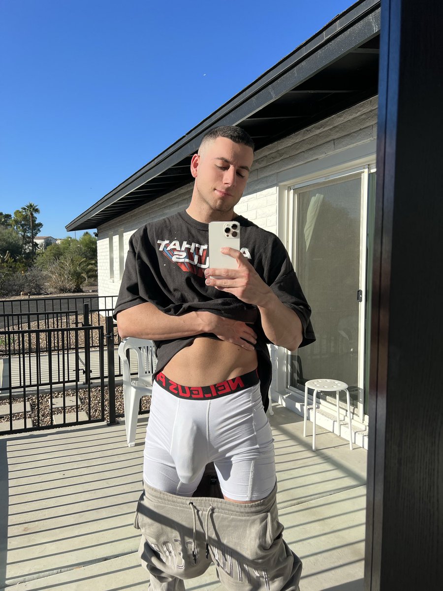brookslockk's tweet photo. Wyd if you’re my neighbor and you see this?👀 https://t.co/Mh7RNE0CM3