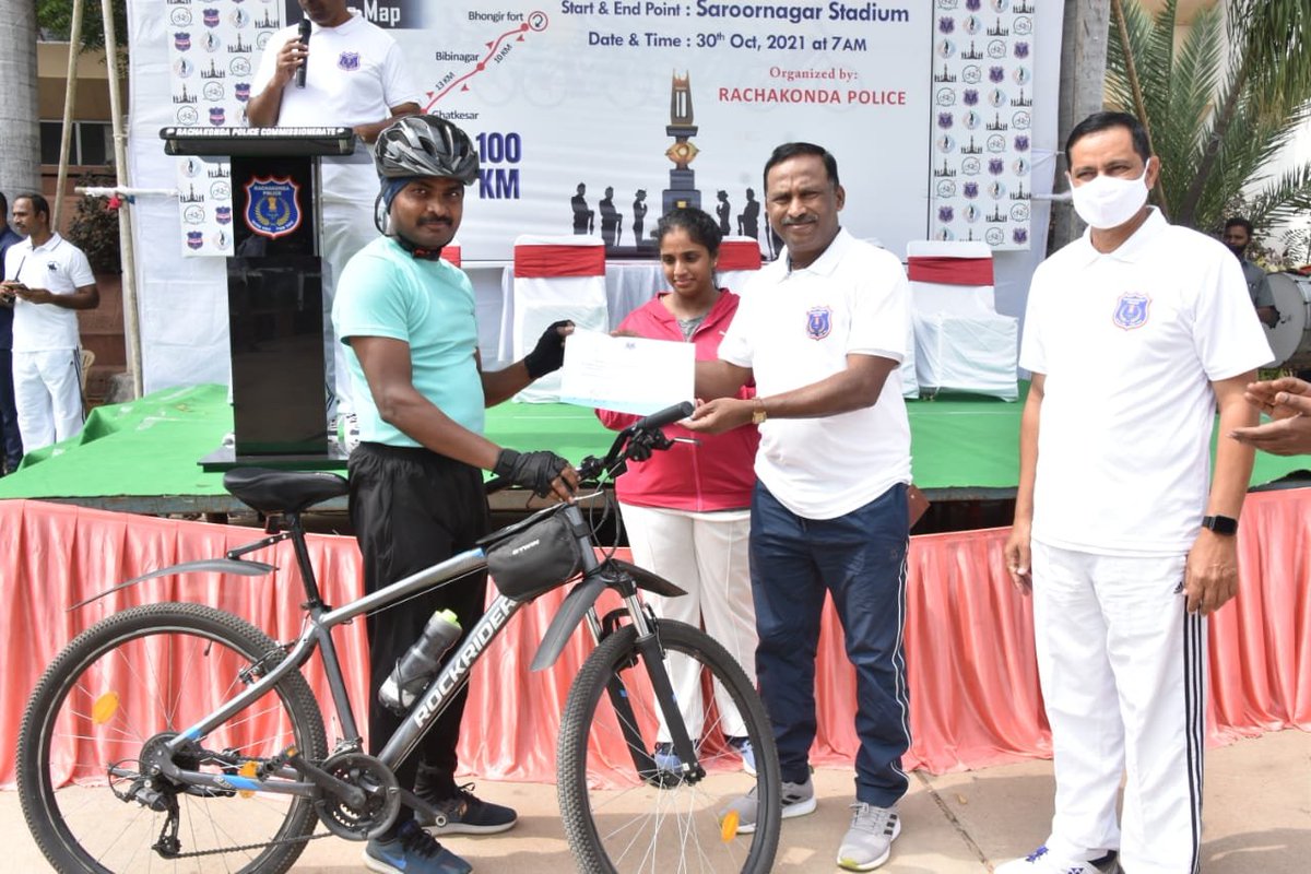 MalkajgiriCop's tweet photo. In view of #PoliceCommemorationWeek,100km #CycleRally was conducted by #RachakondaPolice from Saroornagar Indoor Stadium to Bibinagar. @DcpBhongir, DCP @Rachakonda_tfc, #DCP_Admin, #Addl_DCPCAR distributed appreciation certificates to the participants.@TelanganaDGP @TelanganaCOPs https://t.co/1xMp1tIBzB