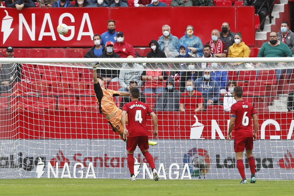 🕒 83' | ¡Juan Pérez! Gran intervención del meta en el mano a mano ante L. Ocampos (2-0).

#SevillaFCOsasuna