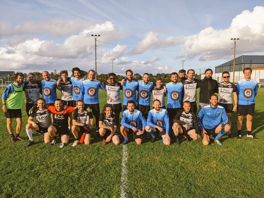 Victoire des ar gwazi gouez gris #teamB aujourd'hui contre Saint-Coulomb ! La D2 #Bretagne de #gaelicfootball commence fort ! 1-10 (13) vs 2-5 (11) 💪
#upgouez 🔴⚫
#rennes #football #Gaelic
