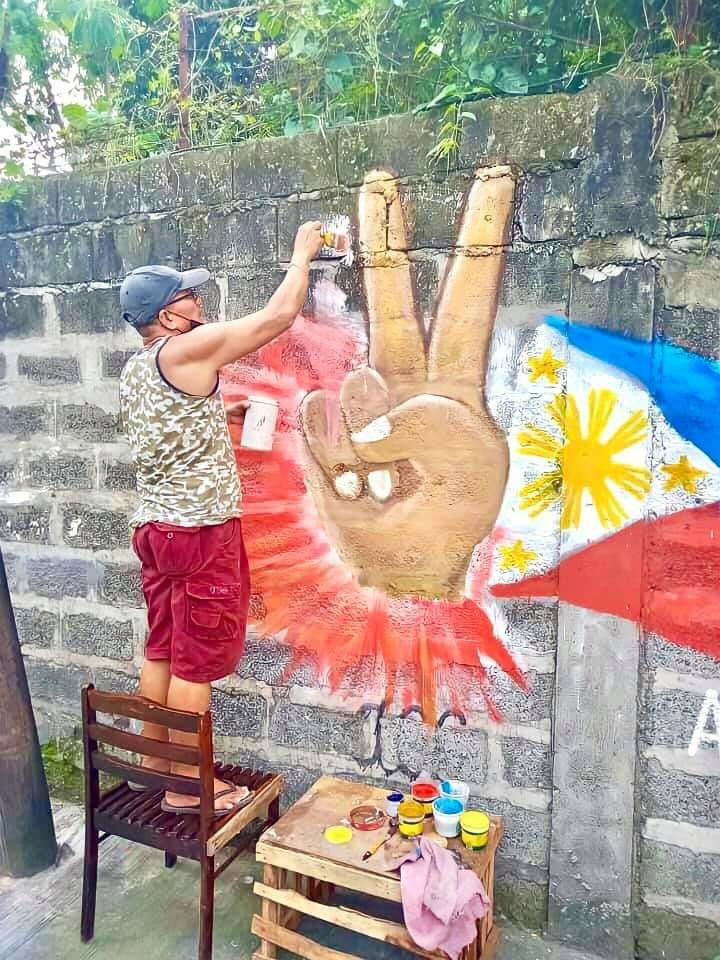 AlwaysForBBM's tweet photo. Look! A @bongbongmarcos supporter created a chalk art on the wall. Kudos, Sir Fortunato Felix. You created a great work of art. #BringBackMarcos https://t.co/KRr1zkvWIy