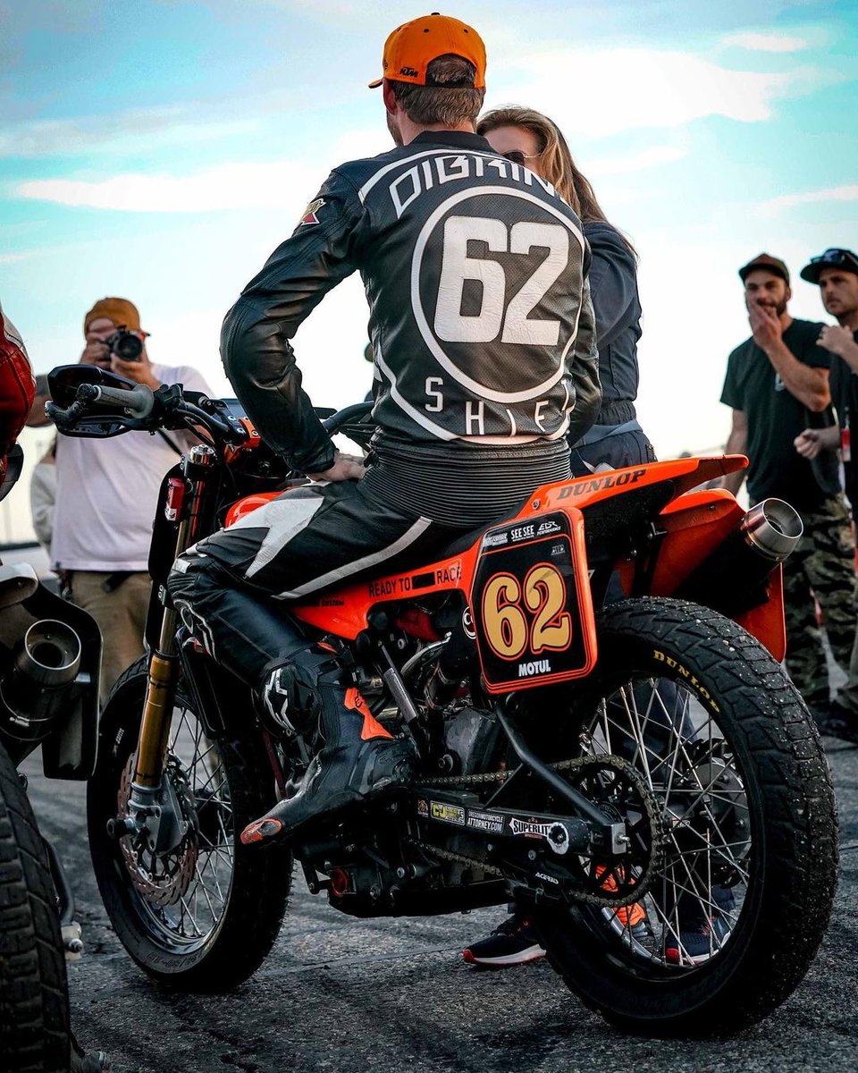 RideDunlop's tweet image. More from the @rolandsandsdesign #MotoBeachClassic 

This time featuring the 2 and 4 wheel racer: @andy_dibrino 🤘🏼🏁 📸 @mx.life.style 

#superhooligan #superhooligans #ktm #readytorace #dunlop #motul #ridedunlop #dt4