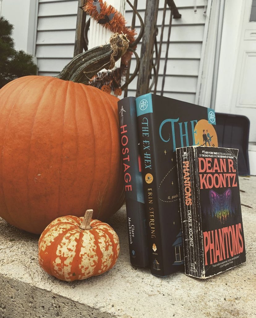 rmfickfack's tweet photo. Happy #HalloWeekendReadathon y’all! 🎃 This will be my update thread 👻 My TBR for this weekend is:

🧙🏻‍♀️ The Ex Hex by Erin Sterling
✈️ Hostage by Clare Mackintosh
💀 Phantoms by Dean Koontz https://t.co/2KrqZsIEc3