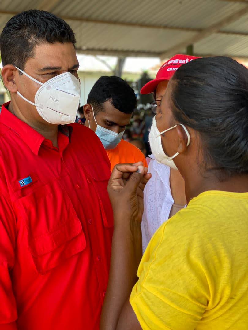 OviedoPSUV's tweet photo. #FotoDelDía

Muchos ignoran el poder del pueblo, sus necesidades y sus dolencias; pero nosotros te miramos a la cara y te acompañamos en la búsqueda de soluciones reales. ¡Juntos construiremos un mejor presente!
https://t.co/a6a77dxSYu

#MiDelirioSobreElChimborazo https://t.co/7l8lolB5mH