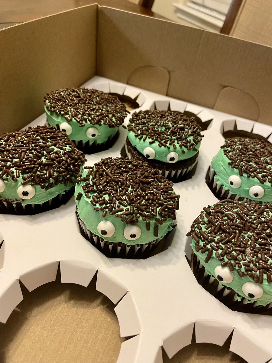 davis_lyndsie's tweet photo. Our girl was back in the lab last night 👻🧟♂️🦇These cupcakes are ready for a Halloween party #preteenbaker #futurebaker #mixinminnieshomemadedesserts @Mr_WDavis11 https://t.co/2WytNiEJCU