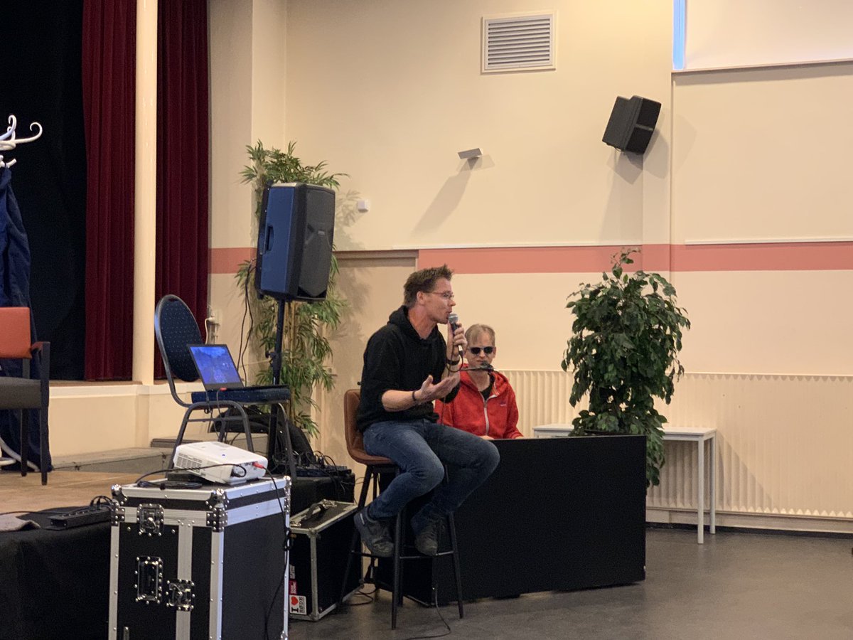 Sfeermakers Ronald en Sven tijdens intermezzo op #drentsedorpendag <a href="/BOKDDrenthe/">BOKD</a> in Buddingehof #Ruinerwold waar ik vandaag spreekstalmeester mocht zijn. Waardevolle dag met #waardevollestreken #viziervooruit
