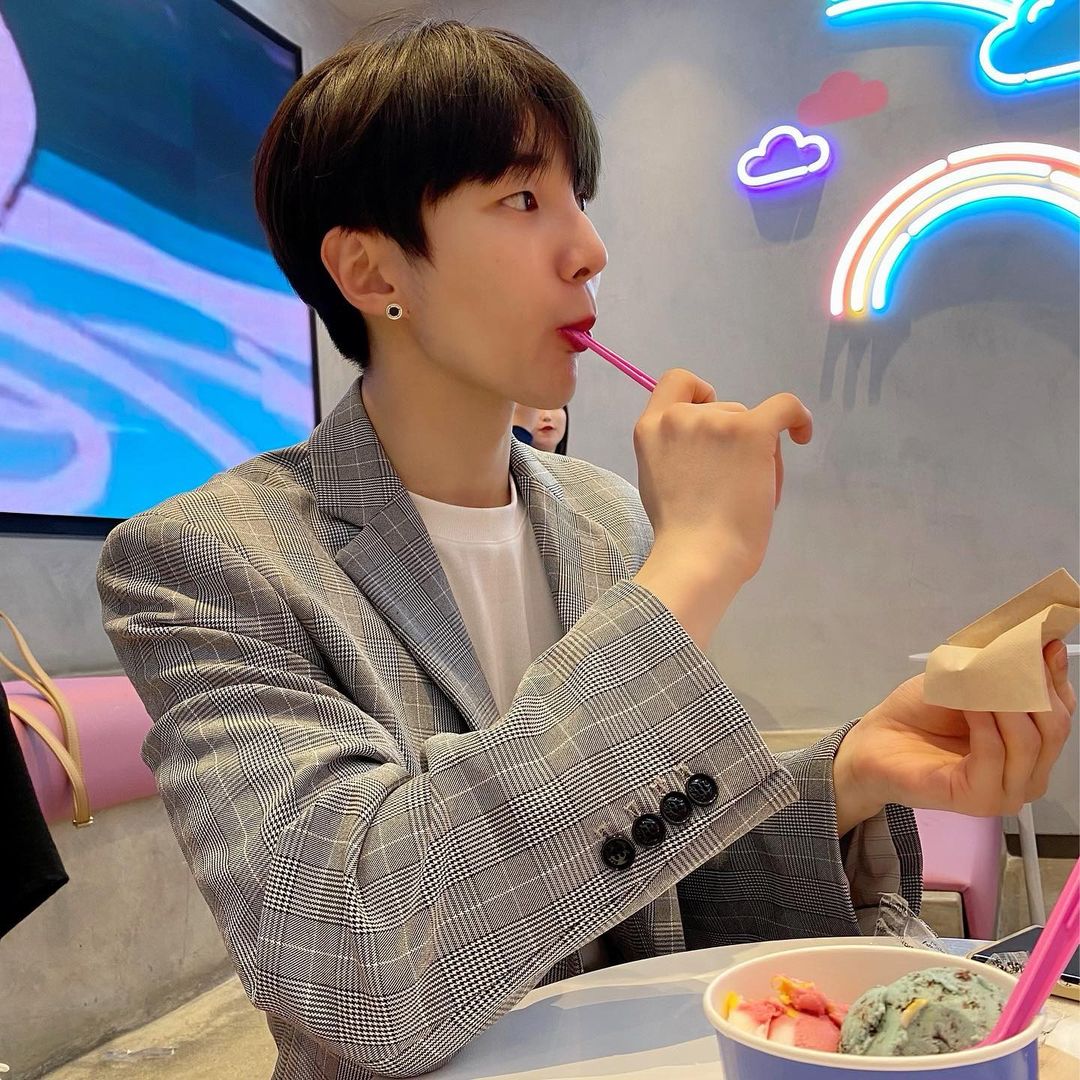 Junyong_Fanbase's tweet photo. ♡ INSTAGRAM ♡
30.10.21 

🇫🇷 On est déjà en Novembre... Ça passe trop vite 🥲
#베라 #BaskinRobbins #겨울엔 #EnHiver #아이스크림 #CrèmeGlacée  

Cr. Instagram: @/junyong95 

🔗https://t.co/ZbJEMCjZIf 

ʚ @Noir__official 
ʚ Marion/ 🇬🇧&amp;🇫🇷 

#noir #느와르 #JUNYONG #이준용 #준용 https://t.co/kV4EUsLoma