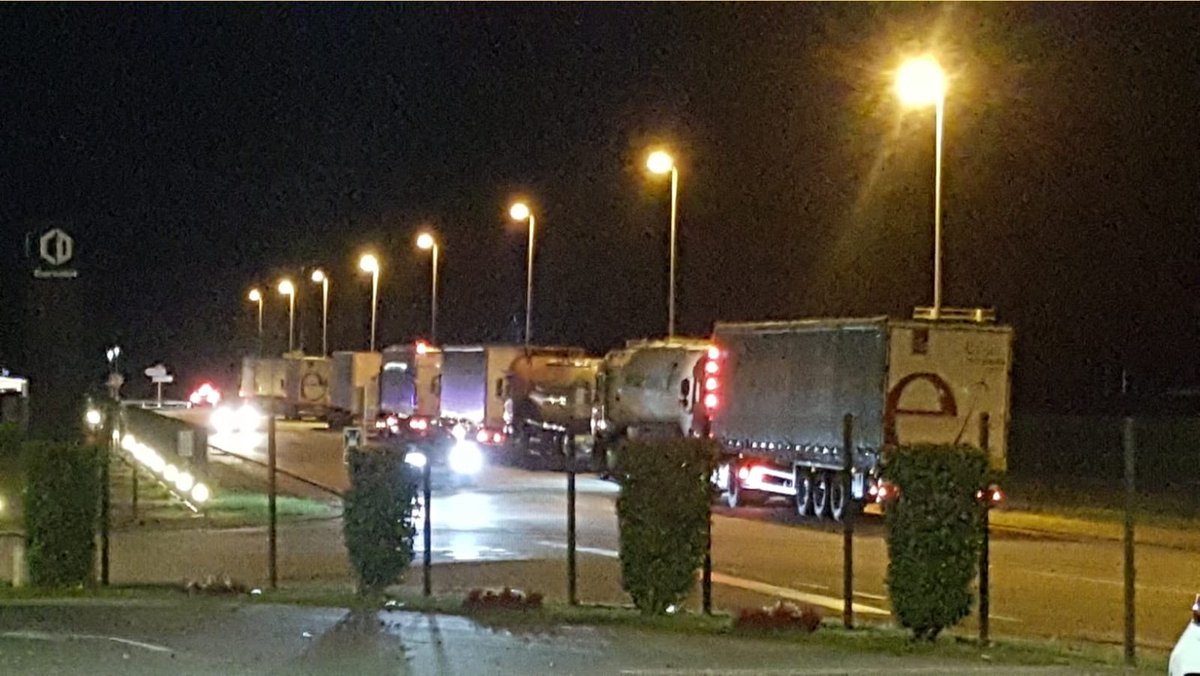noesunvial's tweet photo. Molts 🚛💨 han quedat aturats al polígon industrial de les Preses. D'altres desviats o amb rutes alternatives a #Bracons
➡️Sabem que no és fàcil parlar d la #VariantOlot: fa 30 anys que s'esmenta i es vol que sigui un tabú local a costa de la salut dels veïns de #Noesunvial #Olot https://t.co/kEC6LN9hHA