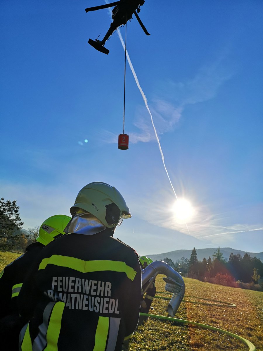 Blackhawk im Anflug.
#bundesheer #Waldbrand #rax #Hirschwang
