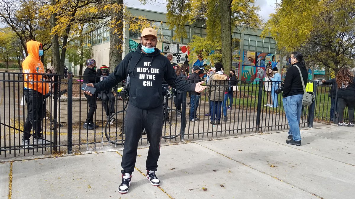 ChicagoCAPS11's tweet photo. A Peace Walk Was Conducted In The West Humbold Park Community To Take A Stand Against Gun Violence.  "No Kids Die In The Chi Peace Walk" https://t.co/vgQUnKDzEt