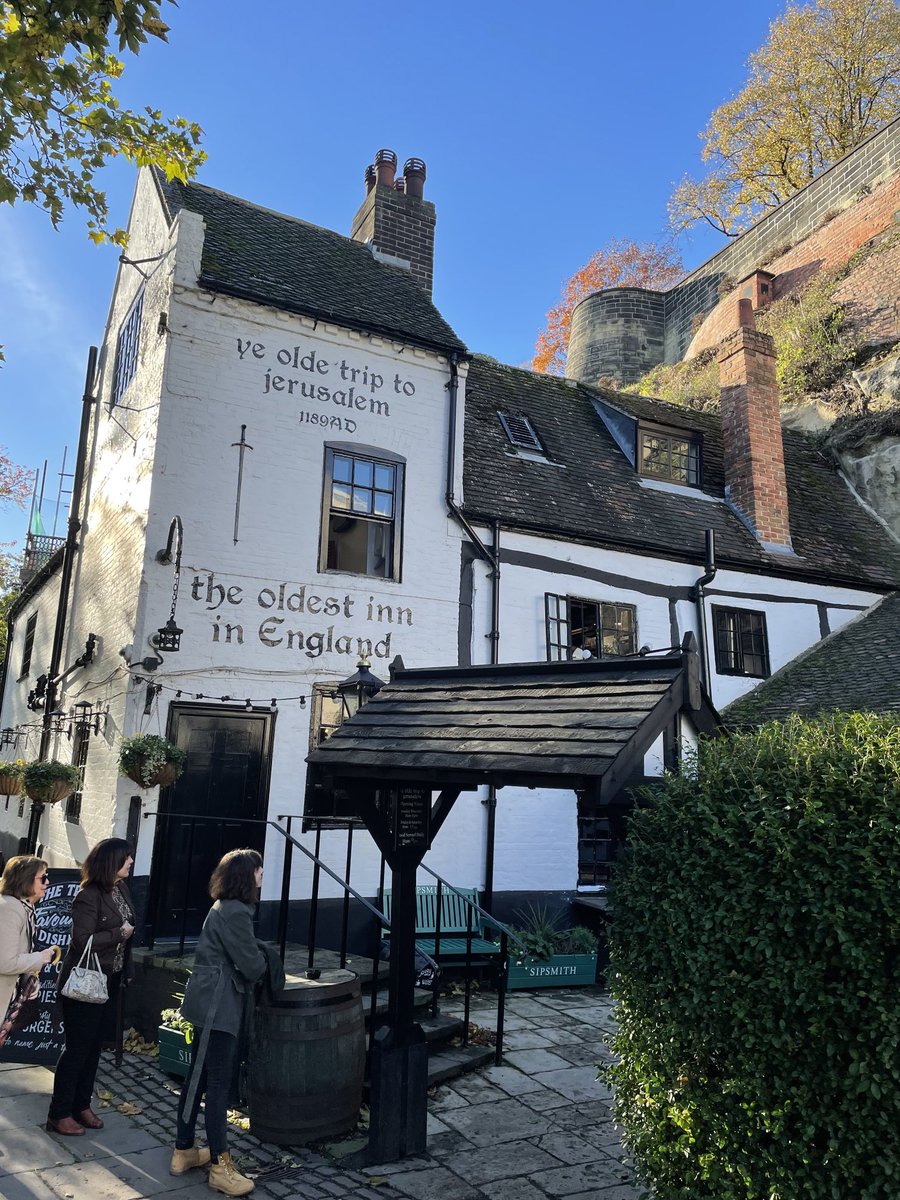 When I woke up this morning I didn’t think I’d be having a beer in the ‘oldest pub in England‘ today, at the walls of Nottingham Castle. Cor, I bet this place has seen some shit in almost a 1000 years 😱 🍺👌🏻