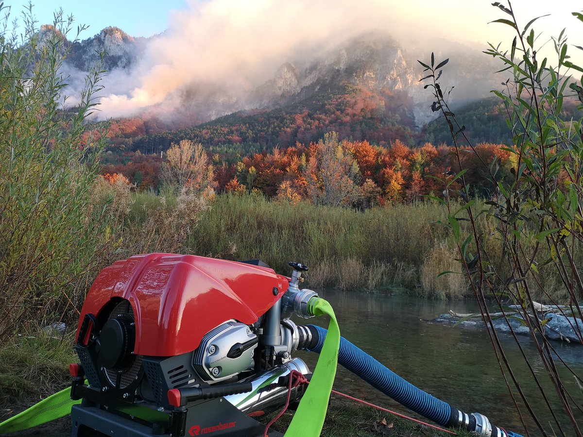 Nach dem Eintreffen am Einsatzort und der Befehlsausgabe wurden sofort die Tragkraftpumpen in Stellung gebracht.