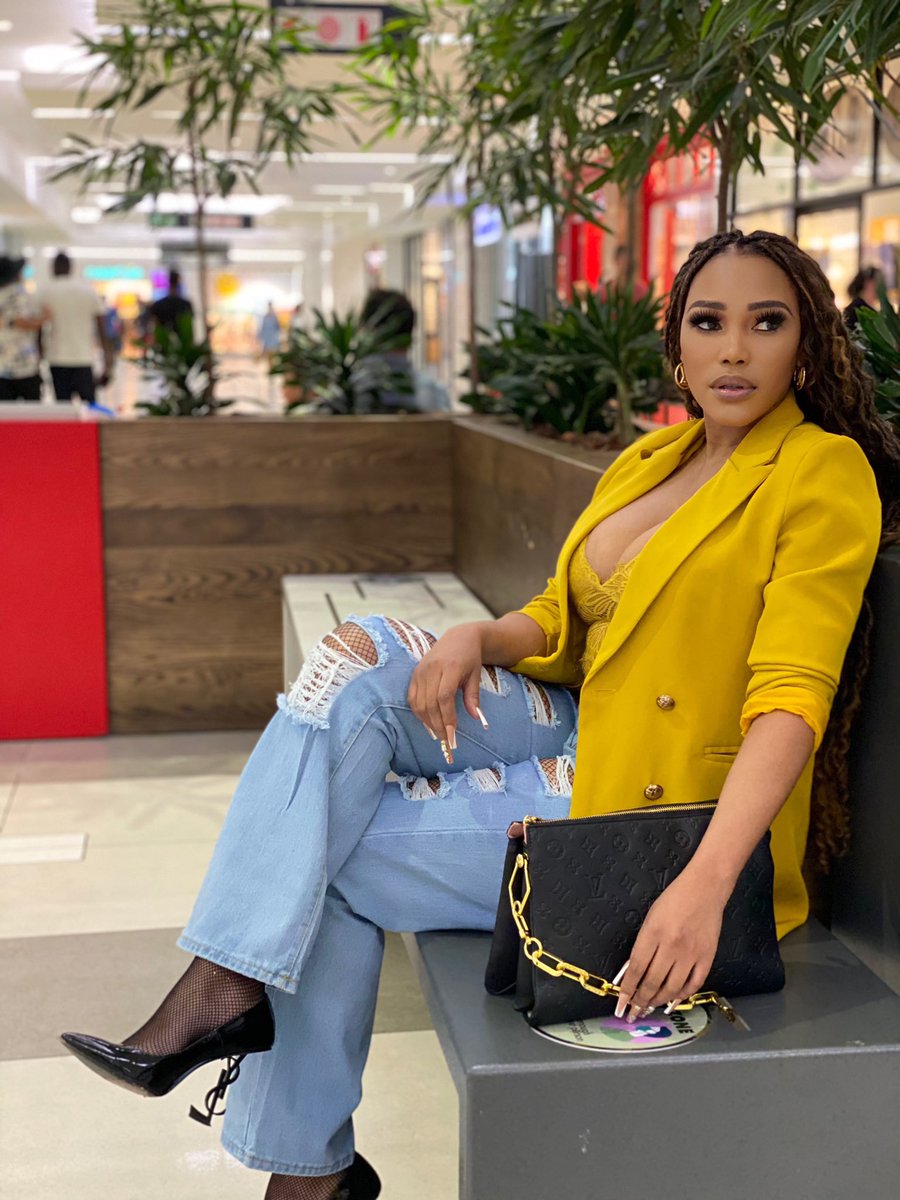 TheeSonia's tweet photo. Got lost at Menlyn mall lol now waiting for security 😂😂😂 https://t.co/RnWike0Jqo