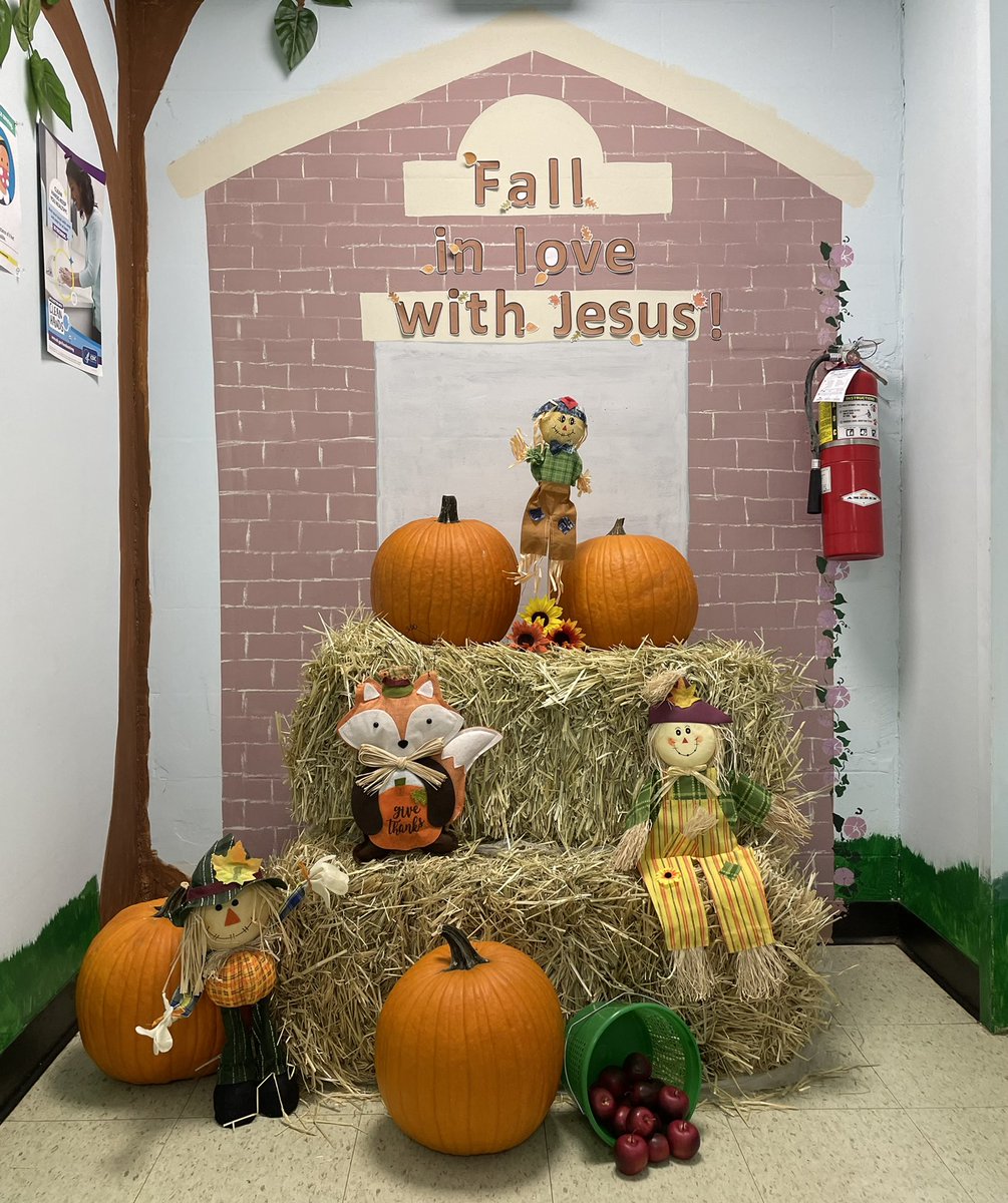 NeetsCanvas's tweet photo. Fall/Autumn - I love the Fall Season  #fall #love #SaturdayVibes #fallcolor #autumn #Autumnwatch #sunflowers #owls #pumpkins #classroom https://t.co/vCBNyvoUoA