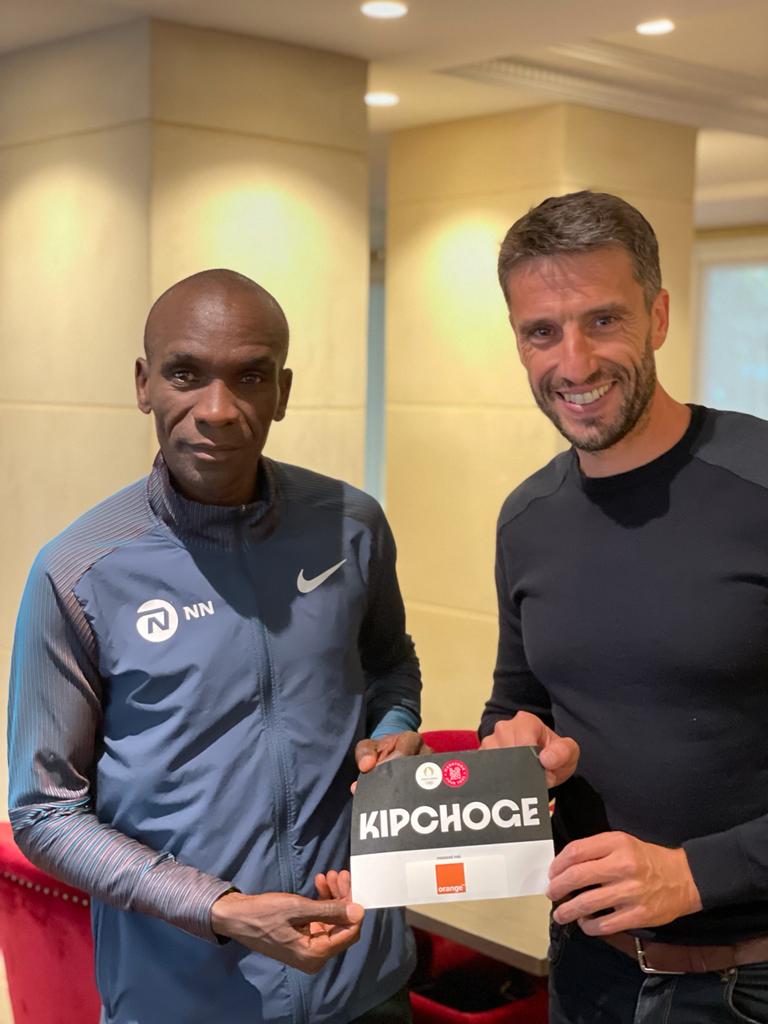 .<a href="/EliudKipchoge/">Eliud Kipchoge - EGH🇰🇪</a> est arrivé à <a href="/Paris/">Paris</a> et a déjà récupéré son dossard… pour demain ! Le calme avant les 5 kilomètres. #MarathonPourTous