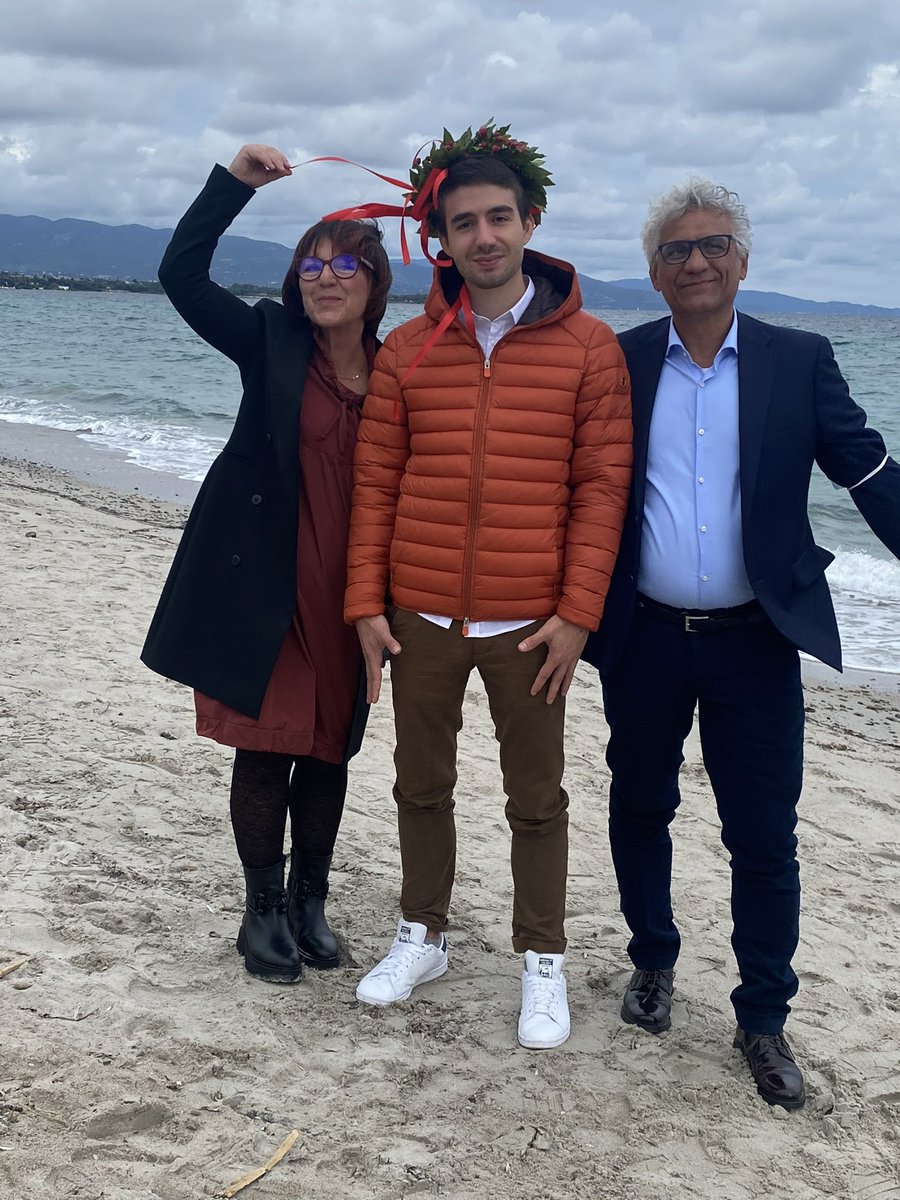 sardiniaSEA's tweet photo. #felicità #laurea #fisica #110lode di nostro #figlio @Bodasdesangre3 si festeggia con il nostro Mare del #poetto di #cagliari …sguardi per orizzonti lontani ❤️ https://t.co/maoHTX8jlR