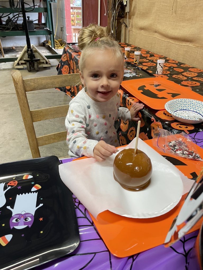 RedAppleBarn's tweet photo. Dip and Decorate Caramel &amp; Chocolate Apples today until 5 inside the Red Apple Barn! The apple, caramel/chocolate, and the decorations are all included in your $6 fee 🍏🍫

This will also be the final weekend for flower picking 🌸🌻🌼 the way. As many flowers as you want for $5!! https://t.co/bGED2NMzul