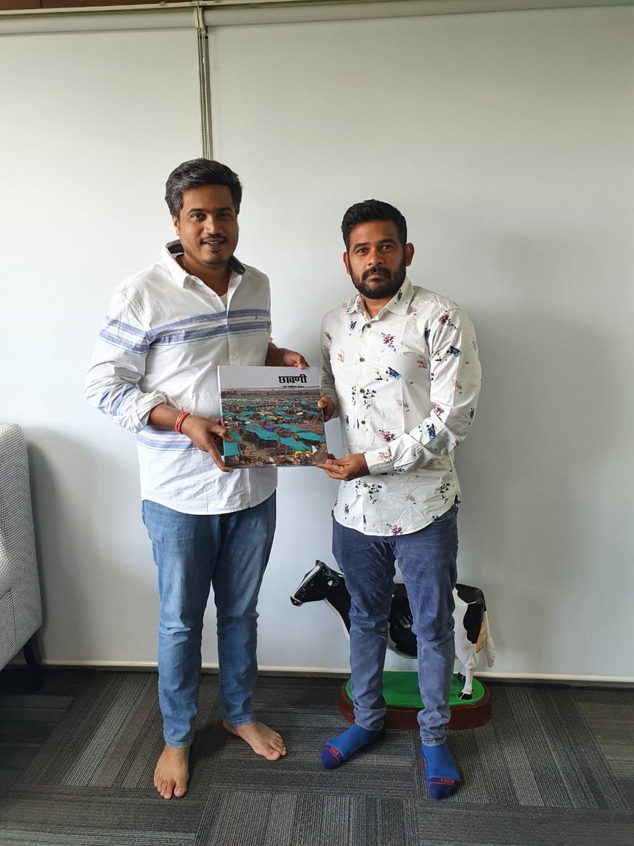 RRPSpeaks's tweet photo. म्हसवड येथील 'माणदेशी फाऊंडेशन'चे प्रभात सिन्हा यांची आज भेट झाली. सामाजिक विषयांवर त्यांचं खूप मोठं काम आहे. योगायोगाने आजच 'लोकसत्ते'त त्यांच्या जीवन प्रवासावर आवर्जून वाचवा असा एक लेख प्रसिद्ध झालाय. https://t.co/WsjtLAbl1H