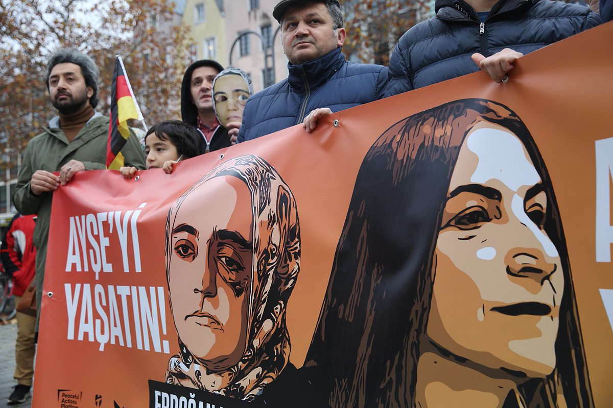 4PeacefulAction's tweet photo. 📍Köln

Köln'de Domplatz meydanında toplanan yüzlerce aktivist, Aysel Tuğluk ve Ayşe Özdoğan'ın resimlerinin yer aldığı pankartlarla hasta mahpuslara özgürlük için yürüdü.

HastaTutsaklara Özgürlük
#StopKillingPoliticalPrisoners https://t.co/iaKXeUijUx
