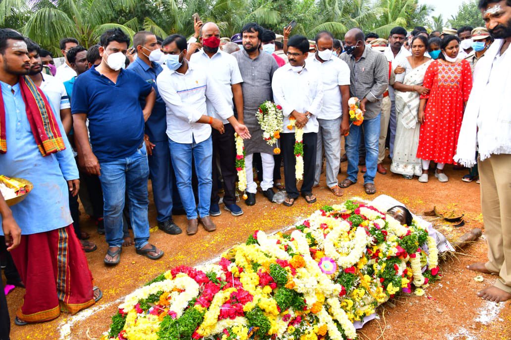 USrinivasGupta's tweet photo. తెలంగాణ రాష్ట్ర టూరిజం శాఖ మంత్రి వి.శ్రీనివాస్ గౌడ్ గారి మాతృమూర్తి విరుసనోళ్ళ శాంతమ్మ గారు శుక్రవారం రాత్రి గుండె పోటు తో అకాల మరణం పట్ల ప్రగాఢ సంతాపం వ్యక్తం చేసి, వారి పార్ధివ దేహానికి పూలమాల వేసి నివాళులర్పించడం జరిగింది. @VSrinivasGoud https://t.co/LvYLrflGUf