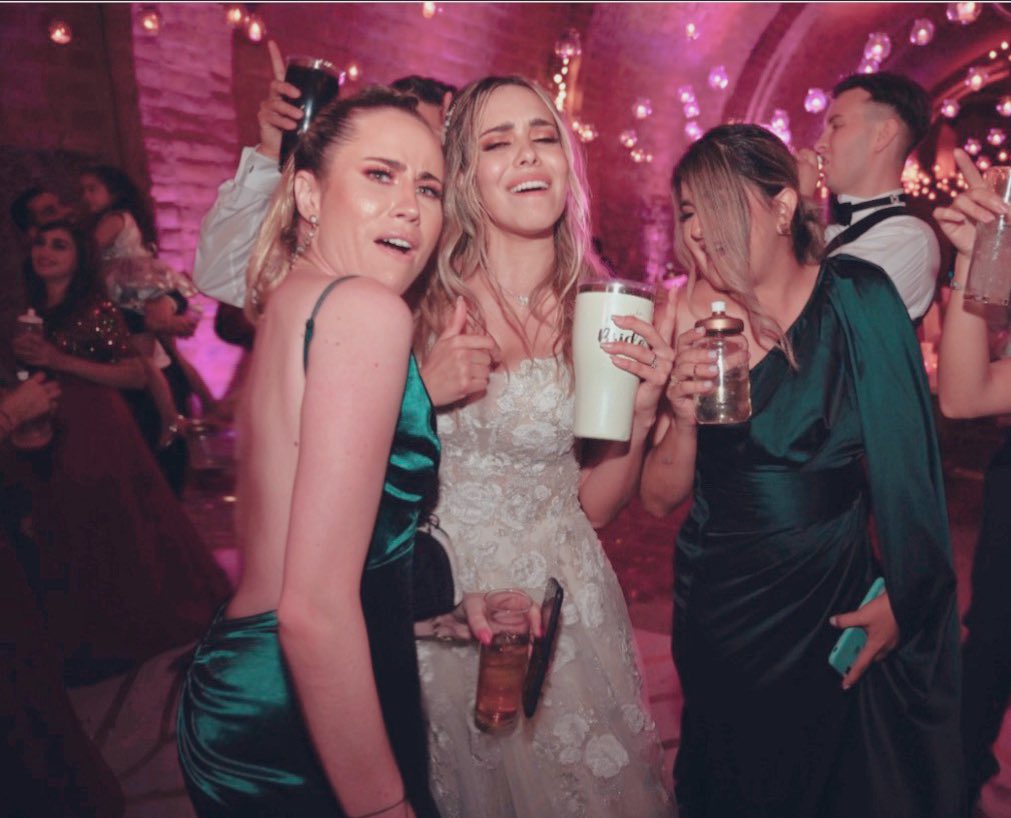 meLindisssaa's tweet photo. A mi mejor amiga una vez le dijo su novio: – Elige, ¿Melissa o yo? 
Y pos 10 años después…
Gozamos su boda 👻
I Love You baby @marceelaaj https://t.co/lagYZkPdNg