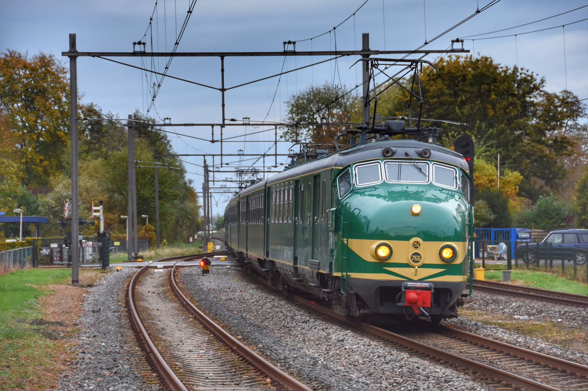 RJLeerink's tweet photo. De tijd stond even stil
Als een bank op het perron
Geen taxi bij de uitgang
En de trein reed net voorbij
# Ramses Shaffy
# Olst - 30 oktober 2021 https://t.co/pwSlNYqatz