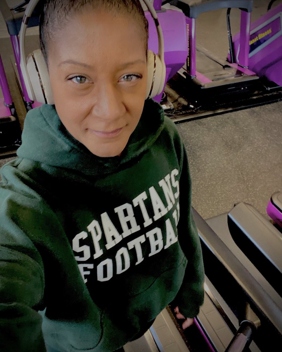 risapr1's tweet photo. #PreGameWarmup 🙌🏽 #GoGreen! 💚🏈

#SpartansFootball 💚 #MichiganState 💚 #Spartans 💚 #SpartansWill 

#MSU #football #MSUfootball #greenandwhite #GoGreenGoWhite https://t.co/bbnhC2UY8k