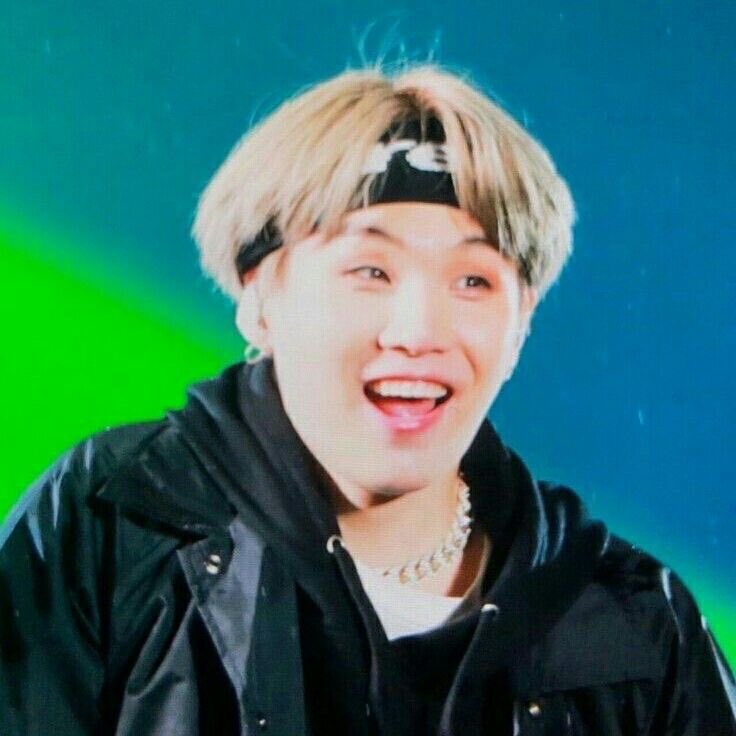 coversuga's tweet image. o sorriso do yoongi é a minha maior fonte de amor :(