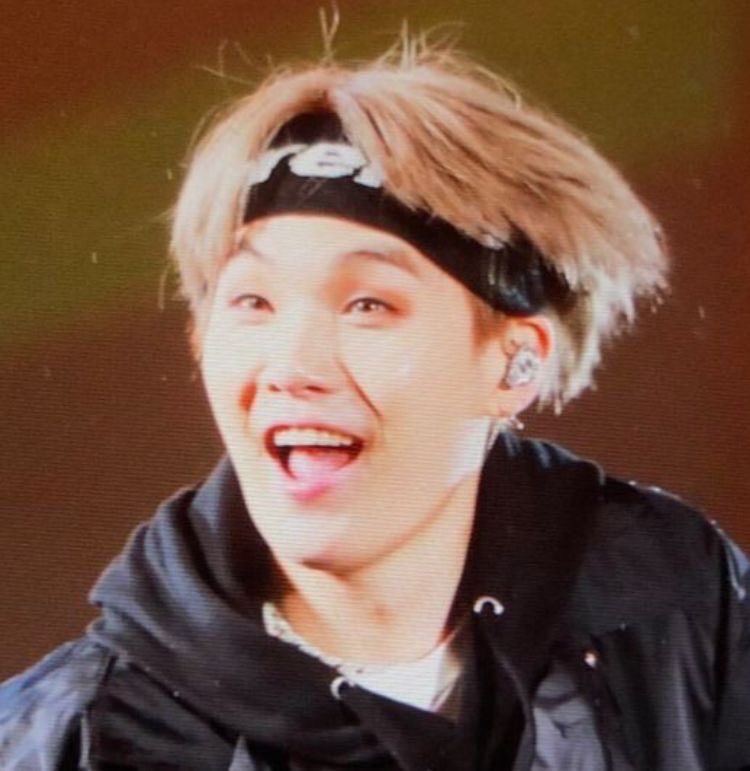 coversuga's tweet image. o sorriso do yoongi é a minha maior fonte de amor :(