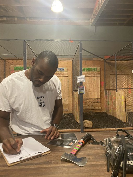 Been in California not even a year and I&rsquo;m already an axe throwing champ 😤😤 https://t.co/0FBE4BbYJO<a href="/tag/blackboyjoy"class="tags"><span>#blackboyjoy</span></a>