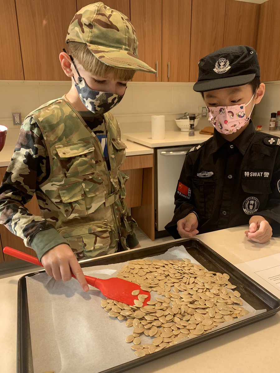 MsPagliaro's tweet photo. You can’t carve pumpkins and not cook pumpkin seeds! Yesterday we followed a recipe and cooked delicious pumpkin seeds! 🎃 https://t.co/tHTkuOtemd