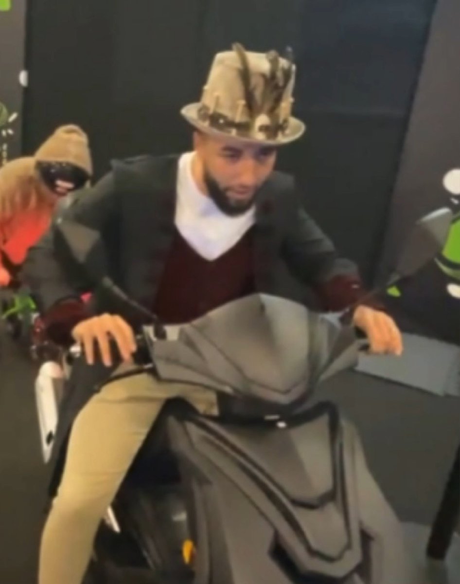 PatrickAdemo's tweet photo. Bon alors là Billy qui rentre en scooter je suis totalement éteins https://t.co/oCDbcxgQI8