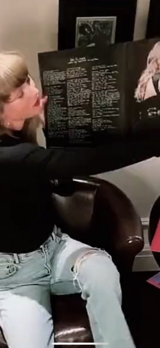 AllardSchmidt20's tweet photo. swifties trying to zoom in to read the All Too Well (10 Minute Version) lyrics #RedTaylorsVersion #AllTooWellTenMinuteVersion https://t.co/UyybHVPibK