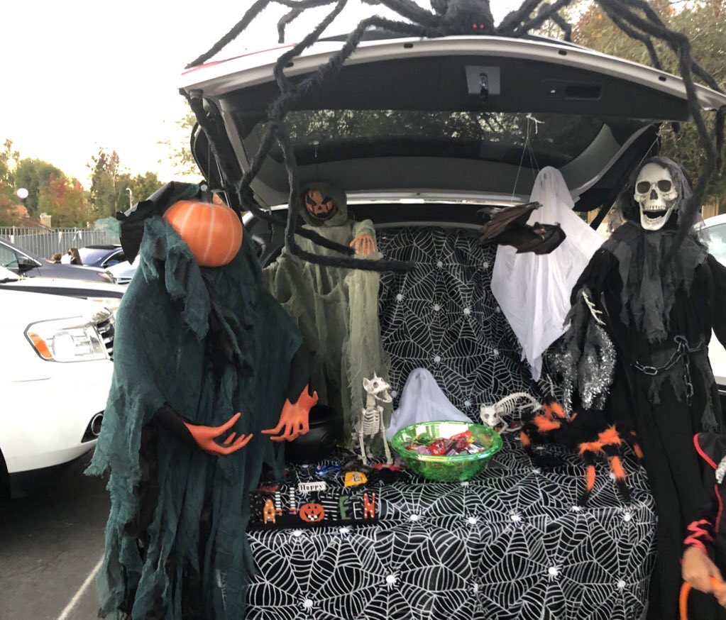 JackieLongo7's tweet photo. @RedOakRattlers - The decorated cars were amazing and everyone had a great time at the movie following trunk-or-treating. It was wonderful to see families and staff together. Thank you to our wonderful PFA and everyone who made this event happen. #TeamOPUSD #OPshares https://t.co/8yVT7MzZSQ