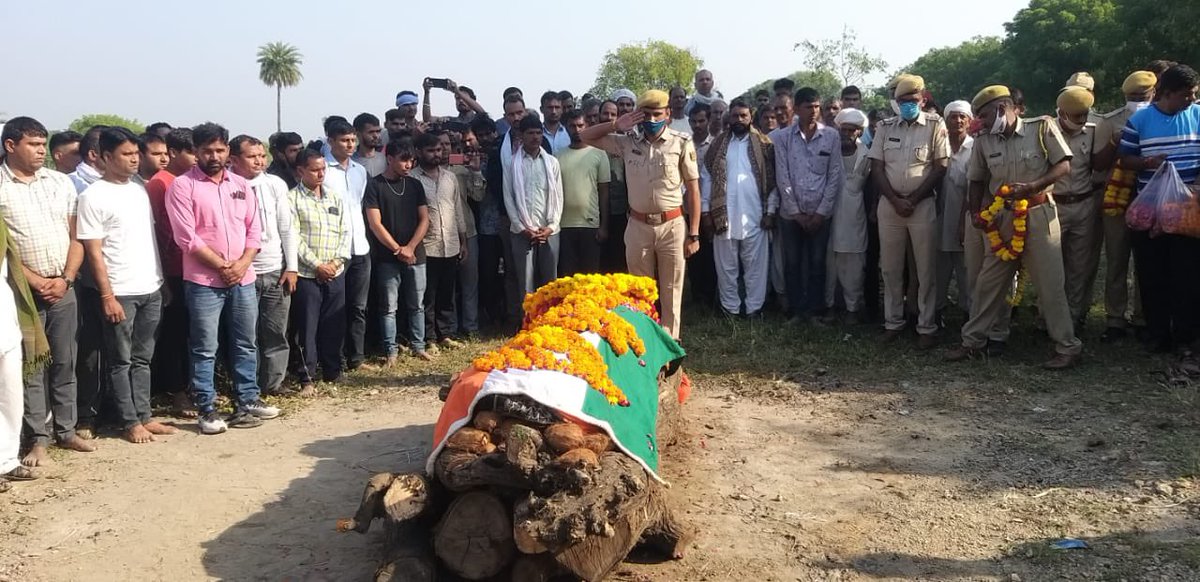 crazy_cop_'s tweet photo. बहुत ही दुखद 😢
टोंक में ड्यूटी निभाते हुए कल रात भीषण हादसे में अपने प्राण गंवाने वाले हमारे बहादुर साथी श्री बंटी बाज्या और श्रीमती सुमन को विनम्र श्रद्धांजलि,नमन.
भगवान दिवंगत आत्माओं को अपने श्रीचरणों में स्थान दे और परिवार को इस दुख की घड़ी में संबल प्रदान करे।@TonkPolice_ https://t.co/x3c6YiiR4x