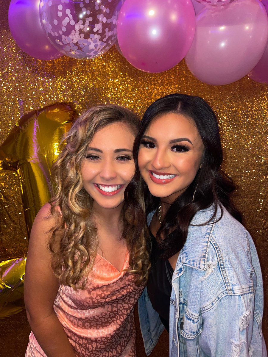 liasalazarr6's tweet photo. her birthday was in August but we’re celebrating now. so everyone tell @carolinelcloud happy birthday! ready? go https://t.co/0P7ESqYMno