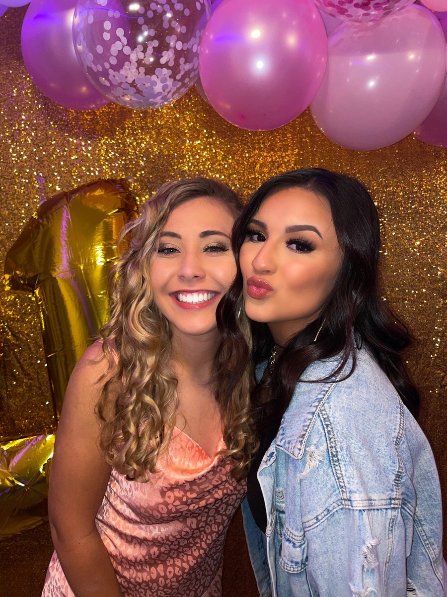 liasalazarr6's tweet photo. her birthday was in August but we’re celebrating now. so everyone tell @carolinelcloud happy birthday! ready? go https://t.co/0P7ESqYMno