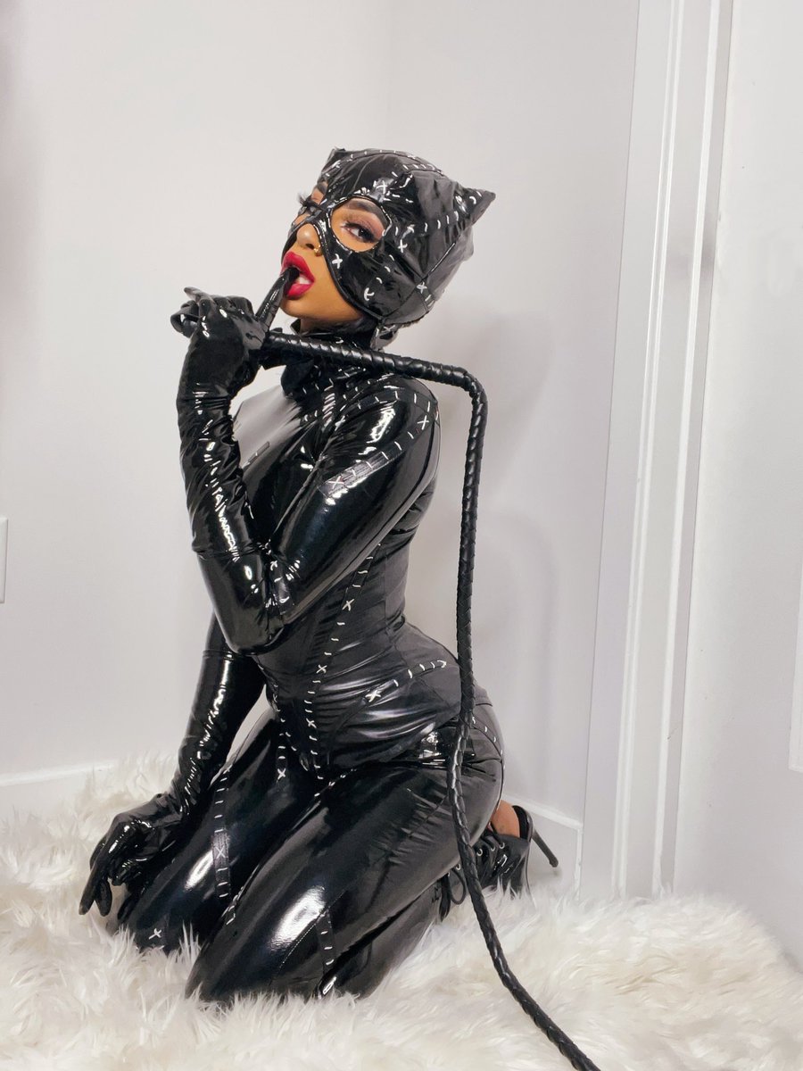 PrincessNaaizee's tweet image. Meow 🐱 #Catwoman #halloween2021