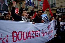 mdudenyagali's tweet photo. Anaitwa Muddy Mohamed Bouazizi raia wa Tunisia msomi wa degree aliyekosa kazi serikalini akaamua kuwa machinga.Serikali ilipobomoa kibanda chake cha uchinga alijitoa mhanga kwa kujichoma moto hadi kufa na kusababisha maandamano yaliyopelekea serikali ya Tunisia kupinduliwa 2011 https://t.co/RVYAUWbi7J