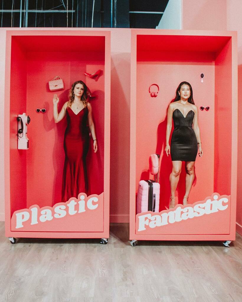 Playing pretend.💄What’s your Halloween costume this year, if that’s your thing? (If it’s a surprise, tell us you costume from last year instead!)

@moonandbackgallery x @chatimecanada
⠀⠀⠀⠀⠀⠀⠀⠀⠀
#CostumeIdeas
#CanadaCreatives
#Vancouver… instagr.am/p/CVqKFWdJwW5/