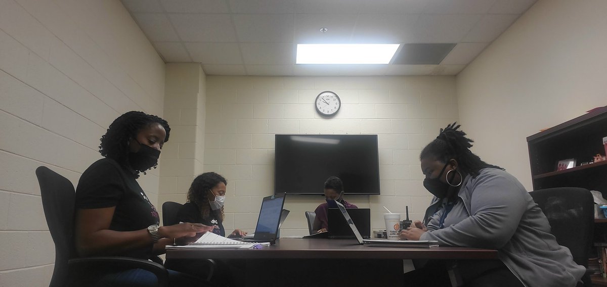 ARichardsonCCS's tweet photo. Busy week at @hickoryridgemid , I presented 21st century apps (@PlayBlooket, @JamboardM, &amp; @plickers) @ the BT meeting, planned a lesson w/ our Spanish teacher &amp; met w/ guidance counselors about an upcoming parent workshop. 

#PrincipalIntern #adminINtraining #MiddleSchool https://t.co/Z9ES7unrWf