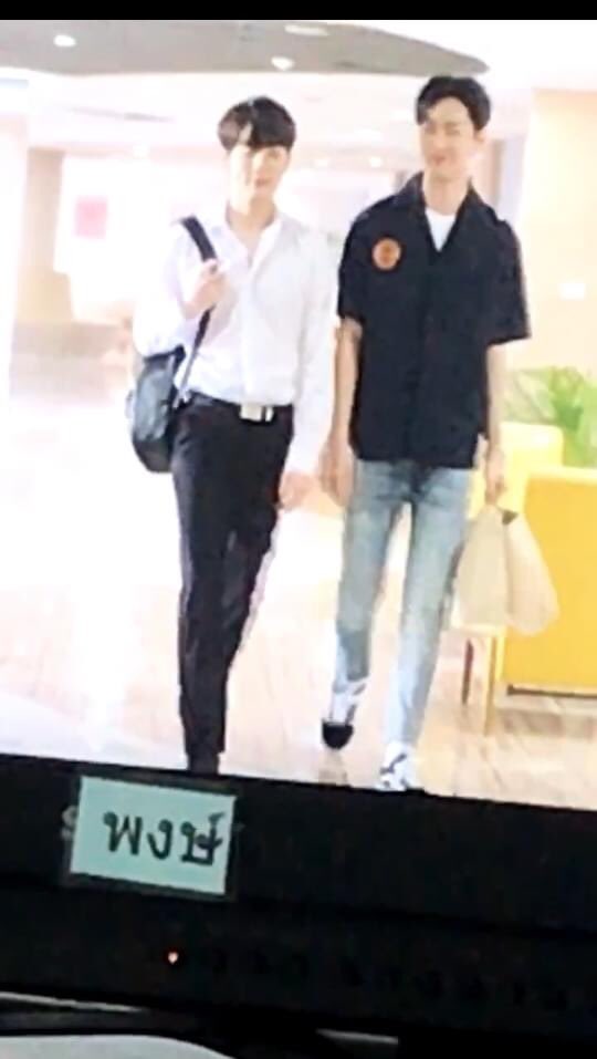 kc_vnfp's tweet photo. [291021] 𝘾𝙤𝙤𝙡𝙏𝘼_’𝙨 𝙏𝙒𝙏 #GenYSS2Q3

Huhu đêm rồi lại có ke để hít, yêu thương Kru Ta rất là nhiềuuuuu 😭

Mỗi lần thấy MarkKit sweet sweet với nhau là lòng bình yên cực kỳ, đúng kiểu healing luôn í 🥺

#ขิมมอญ #โมกิของคิมม่อน #คิมคอป #ม่อนเตอร์ #CTRPANUWAT https://t.co/dJzKzVzM3i