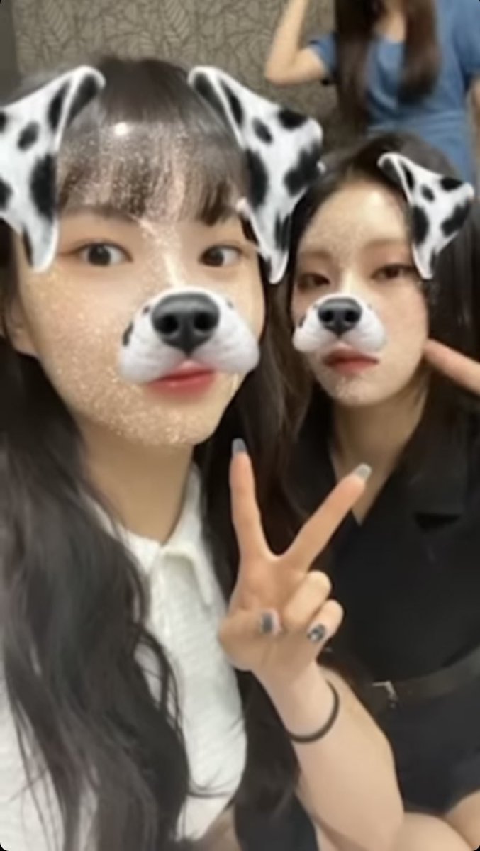 dayoungeun's tweet photo. JIA AND YOUNGEUN GOODBYE IM GONNA CRY THIS IS MY OG BRAND https://t.co/7WFZtlL3V6