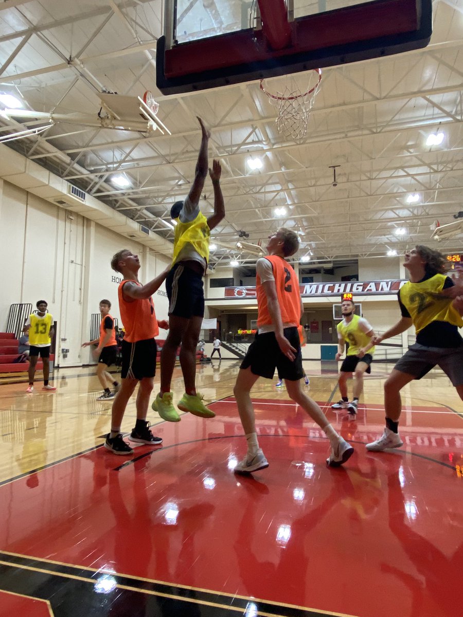 Flight Hankamp elite open run at Lake Michigan College boy’s are dropping buckets!!!