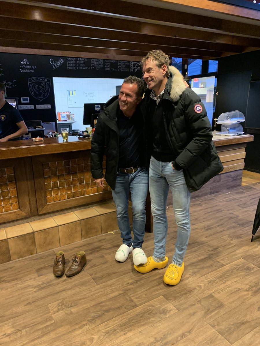 Die ene is natuurlijk al jarenlang fan van <a href="/vv_Hattem/">vv_Hattem</a>. Die andere sinds vandaag ook! <a href="/Bert_Konterman/">Bert Konterman</a> #klompen #leukdatjullieerwaren! #JanvanRaalte