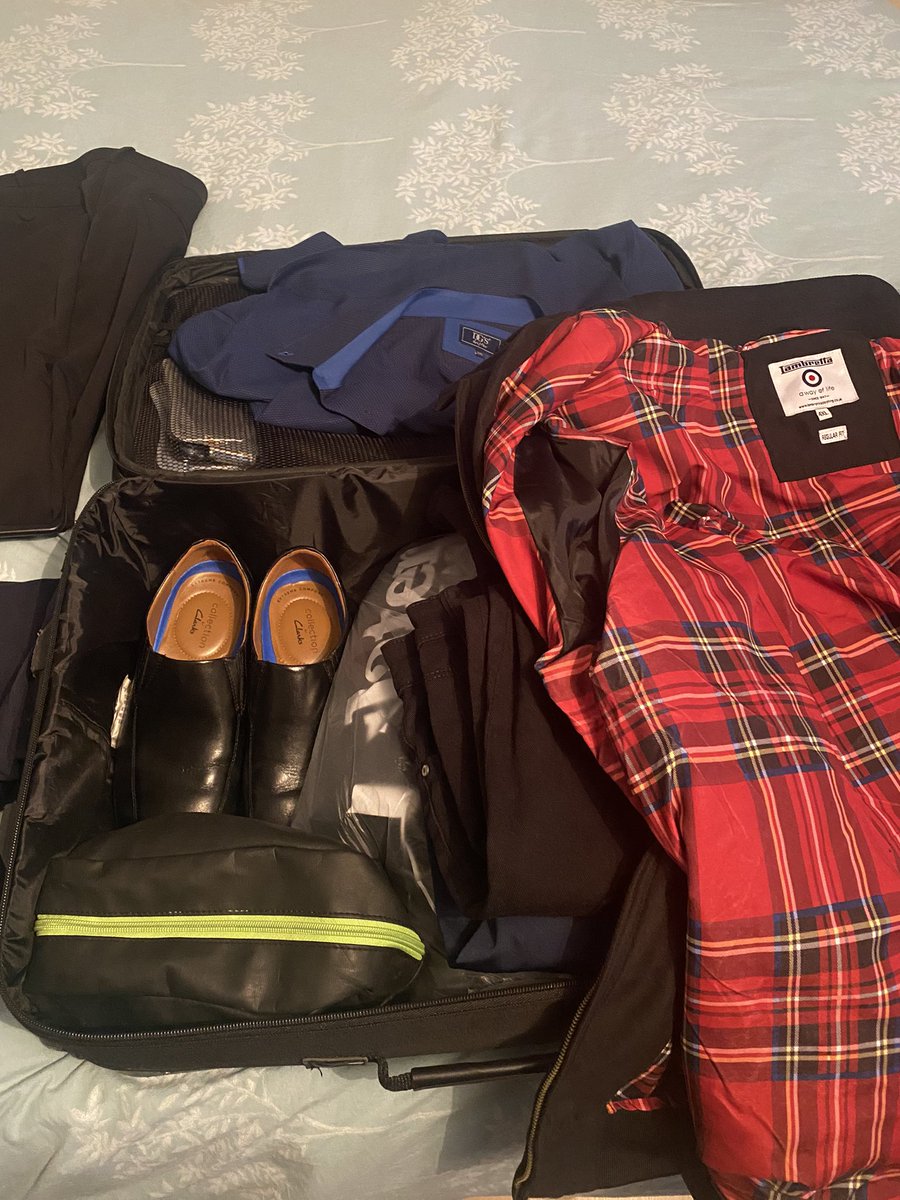daveeestewart's tweet photo. Was travelling home on the @LNER 10am service from London to Edinburgh. Ive picked up the wrong suitcase when leaving the train as looks extremely similar to mine. Just wanna share this around and try find its owner and get mine back also! https://t.co/5Ythgeow5S