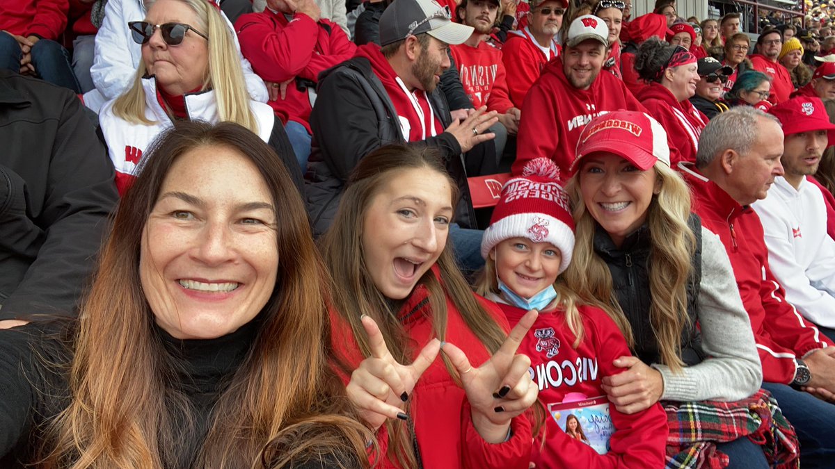 go badgers!!! 🦡❤️🤍 #OnWisconsin #gameday <a href="/UWBadgers/">Wisconsin Badgers</a> <a href="/BadgerFootball/">Wisconsin Football</a>