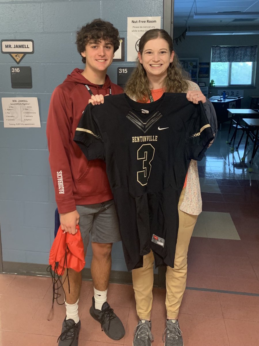 mskobe13's tweet photo. Our senior football players picked a teacher who inspires them to wear their jersey to school &amp; the game. This senior chose me &amp; it made my year! I was so honored to wear his jersey. Thanks @TyGrant17 &amp; @BvilleFB for making teachers feel so special on YOUR special night.💛🐯🏈 https://t.co/LpAUUk1wA6